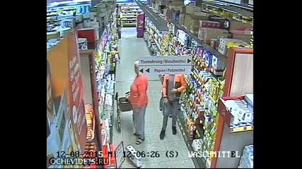 Камера заснема , как ловко действа изпечен крадец с набелязан клиент в супермаркет!