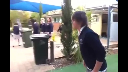 Момче се опитва да впечатли момиче Но ...