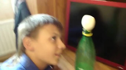 Момче прави фокус яйце в бутилка