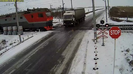 Тир бива раздробен от 2 влака