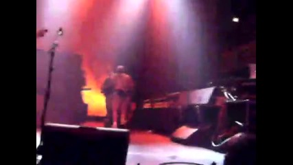 Луди фенове на Bullet For My Valentine на сцената и дори пречат на Jay 