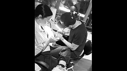 Деми в студиото за татуировки вчера