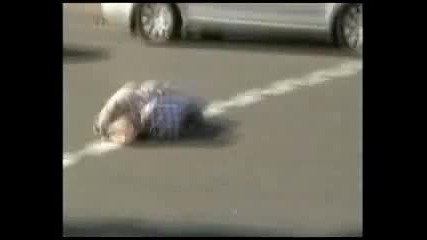 Бабичка се струполи на пешаходна пътека !