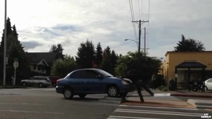Руснак се опитва да премести колата си на пътя