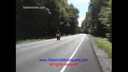 Идиот се пребива с мотор
