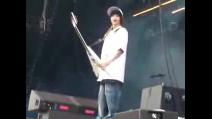 Tom Kaulitz fucks his guitar xd 