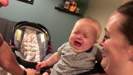 Вижте реакцията на това бебе от целувката на родителите му!