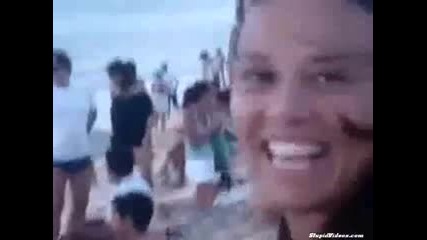 Лудак прави задни салта по хълм