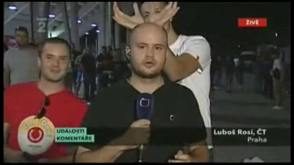 Луди Фенове се Гаврят с Репортер ! Много Смях