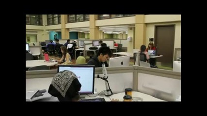 Студенти изпълняват Gangnam Style