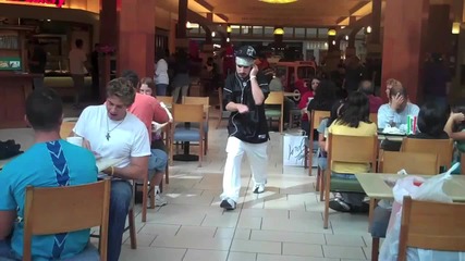 Steve Kardynal отново полудява Not Afraid!