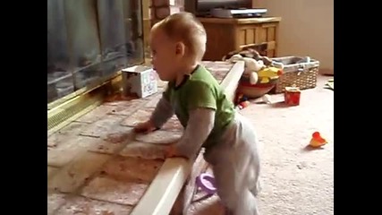 Бебе неможе да ходи, а вече танцува ! 