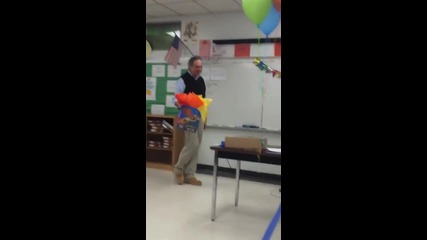 Ученици правят изненада за рождения ден на учителя си!
