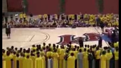 Keion Bell does Batman dunk over 2 people in Kobe Basketball Academy 2009