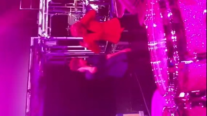 Смях !barbabra Walters Dougie - преди концерт на Джъстин Бийбър 