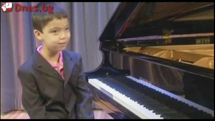 Той е едва на 9, а вече е виртуоз на пианото 