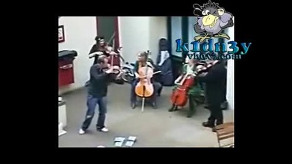 Така се наказва човек който говори по телефон по време на музика