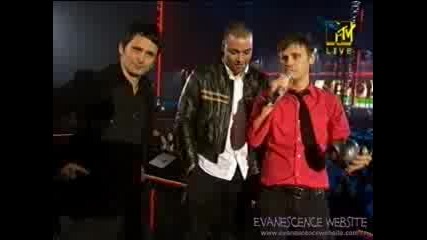 Brian Molko От Placebo И Amy Lee От Evanescence Дават Награда На Muse (MTV EMAs @ 03.11.2004)