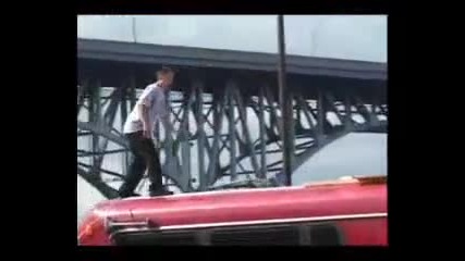 Невероятни умения със скейтборд 