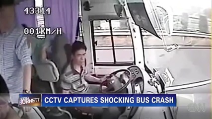 Автобус пада от високо видео от камерите вътре