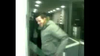 Идиот срещу въртяща се врата