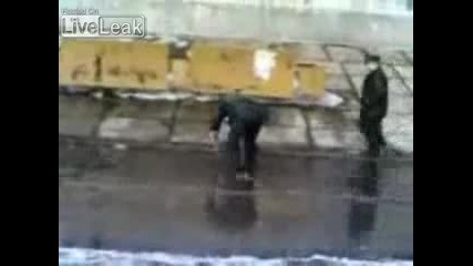 Няма Ли Кой Да Му Подаде Сапуна?!!!