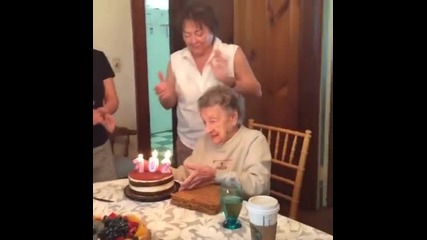Баба на 102 години духа свещите и ..