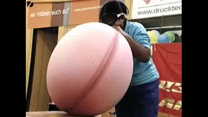 Жена Надува Огромен Балон
