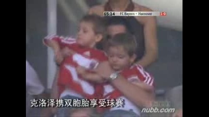 Подолски,  Клозе и близнаците му на мач на Bayern