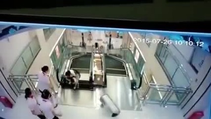 Страшно: Жена беше убита от ескалатор!
