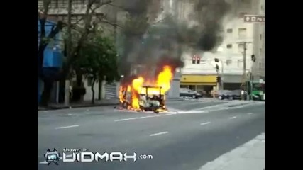 Мъж минава до горяща кола секунди преди да избухне 