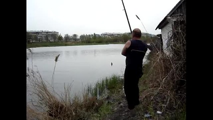 Коте краде улова на рибар ! :d