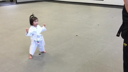 3 годишно момиченце бял колан полага клетва
