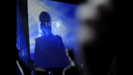 Enrique Iglesias целува наше момиче 