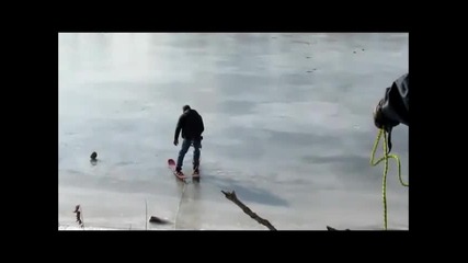 Хора спасяват Сърна и малкото и в замръзнало езеро 
