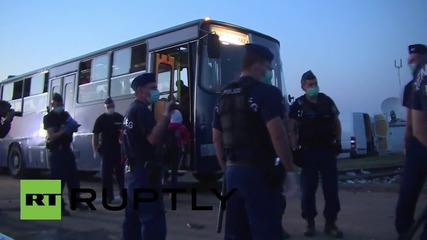 Унгария: Напрежението нараства докато бежанци чакат да се качат на автобуси край Рьоске