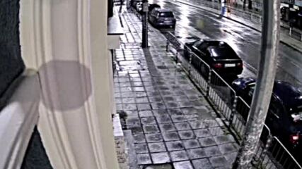 Неизвестен потроши кола в центъра на София