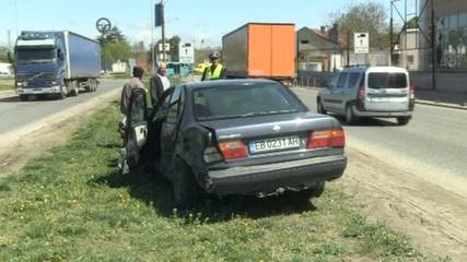 Два тира затиснаха и смачкаха автомобил