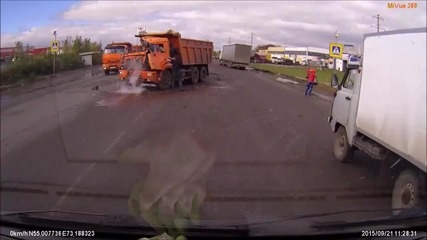 Този човек се спаси по чудо от сблъсък с камион !