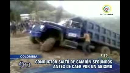 Camion Cae A Abismo Y Chofer Se Salva De Milagro (27_01_2012) (low)
