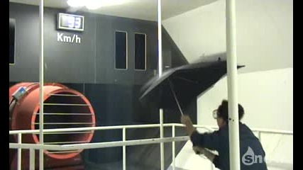 Чадър срещу симулатор на торнадо 