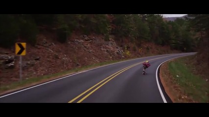 Longboarder се удря в елен