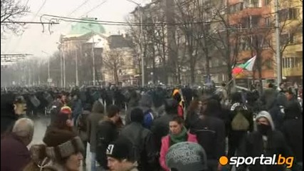 Ужасна Гледка Пред НС Полицай Пребива Протестиращ