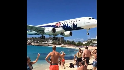 Пилот ниско приземява самолет над главите на плажуващи туристи!