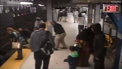Добри хора помагат на човек паднал в линията на метрото