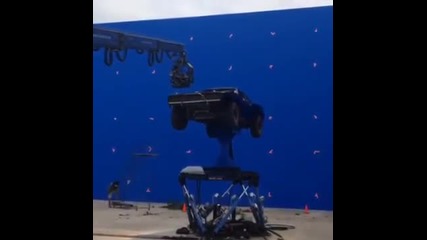 Звездата Тайрийз Гибсън прави видео по време на снимките на филма Бързи и Яростни 7 (2014)