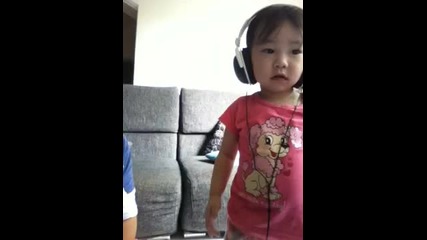 litle girl listen Gangnam Style