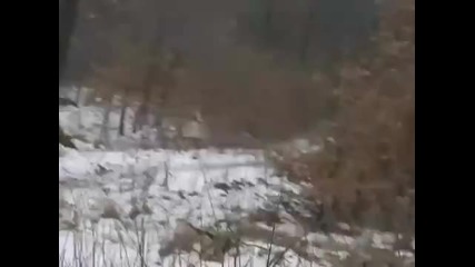 Летящо момиче в гора в Русия 