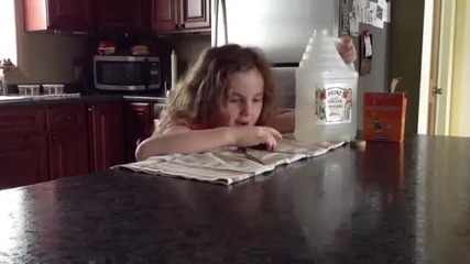 Girl fails at Baking Soda and Vinegar Volcano