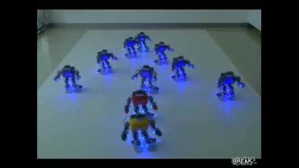 Роботи танцуват коледен танц 